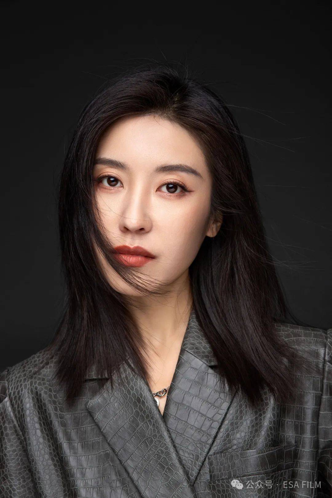 裘恩典挑战职场女强人,干练造型引期待!