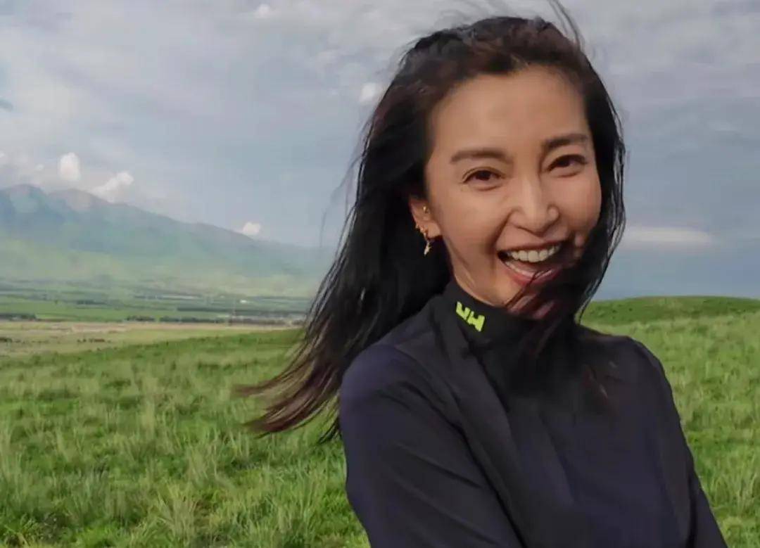 李冰冰草原骑马英姿飒爽,素颜现身十分难得,被网友喊话像森林北