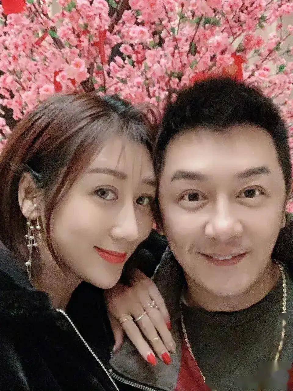 港星陈浩民妻子西班牙度假晒美照!穿比基尼秀身材,却被批胸下垂