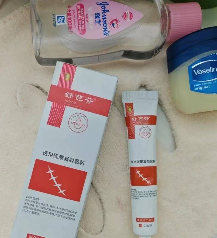 三,巴丽净祛疤膏它的止痒效果很是不错,我用了大概十几天的时间疤痕的