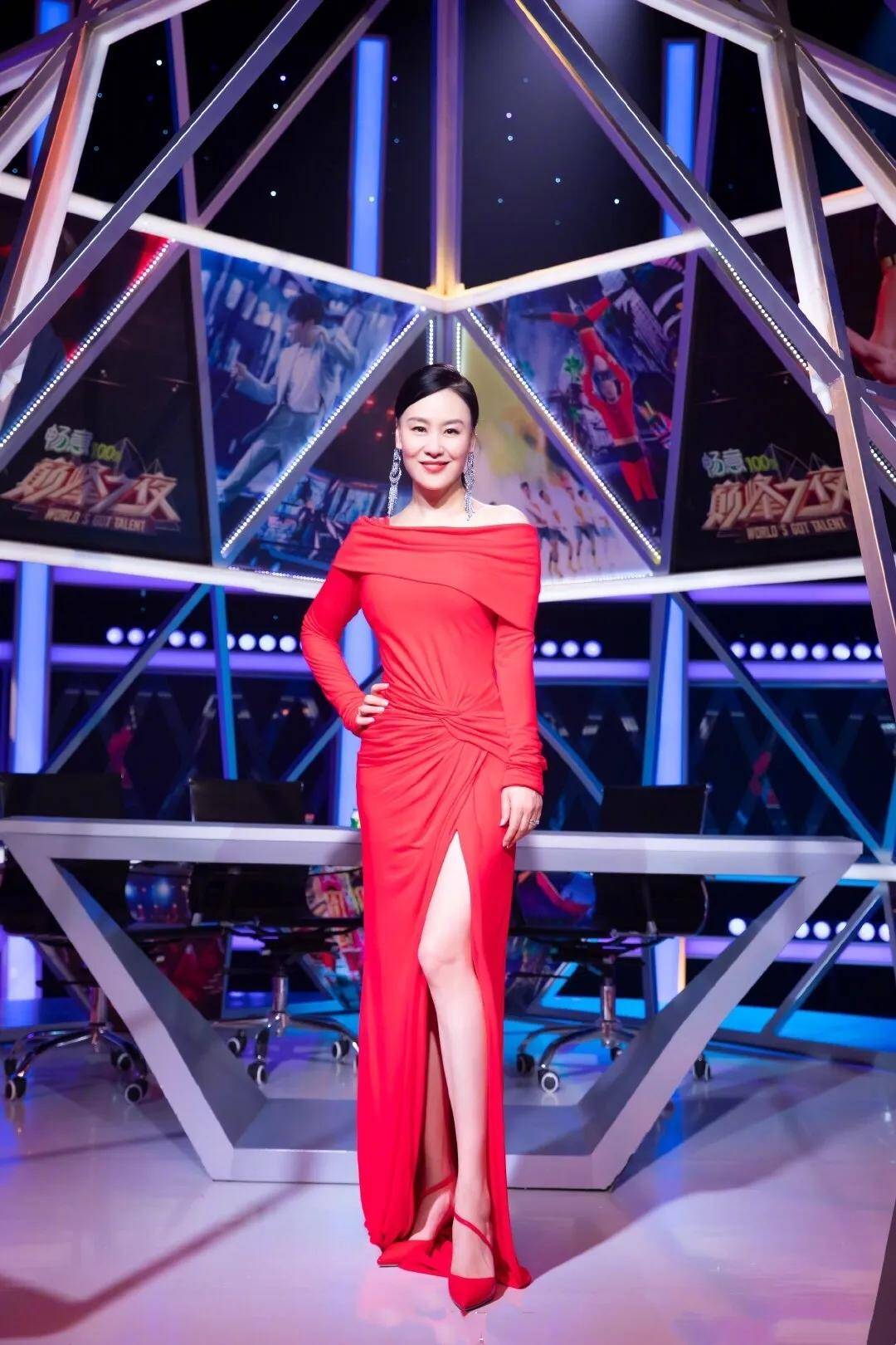 当年的陈冲好美,穿素裙比邬君梅清纯,如今她面相凶狠太婆,邬似老君梅