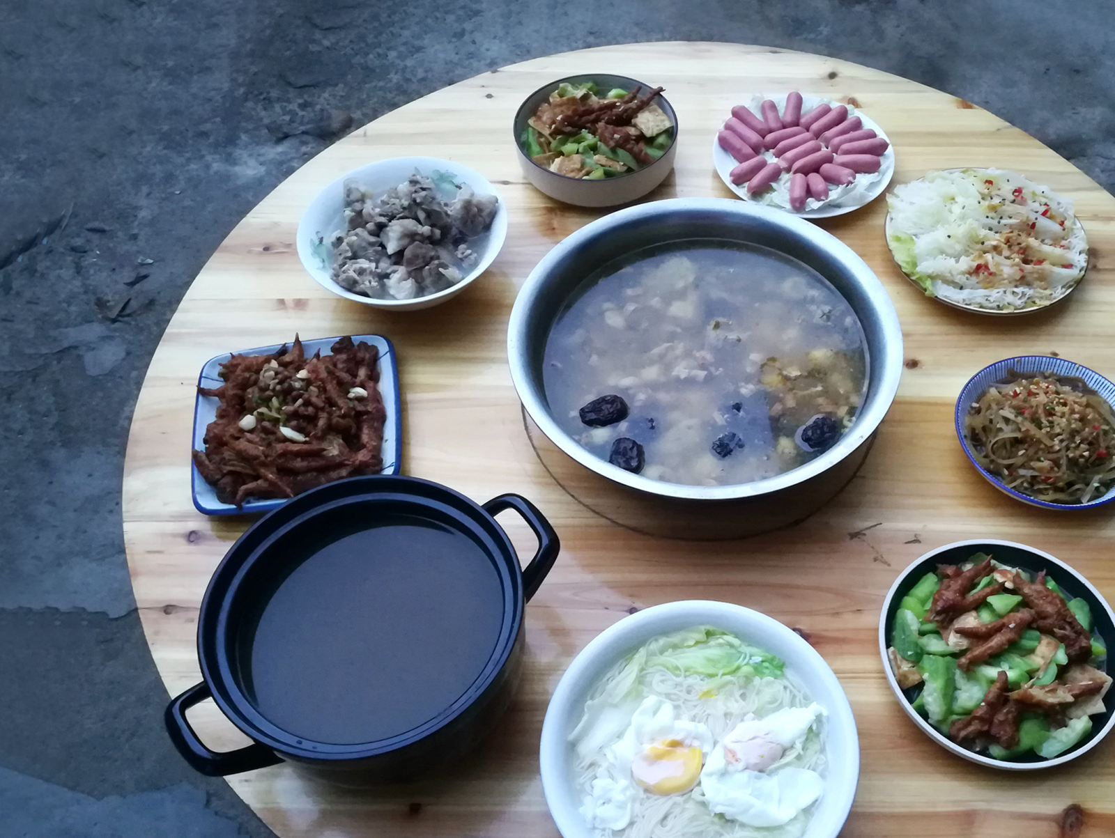 婆婆生日,小两口做了一桌菜,发圈晒图被吐槽:难怪老人不高兴