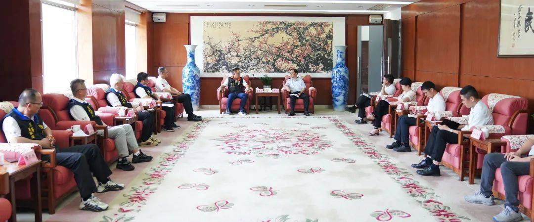 8月8日,东莞市清溪镇党委书记赵胤会见清溪台商会代表李秉谦一行,向台