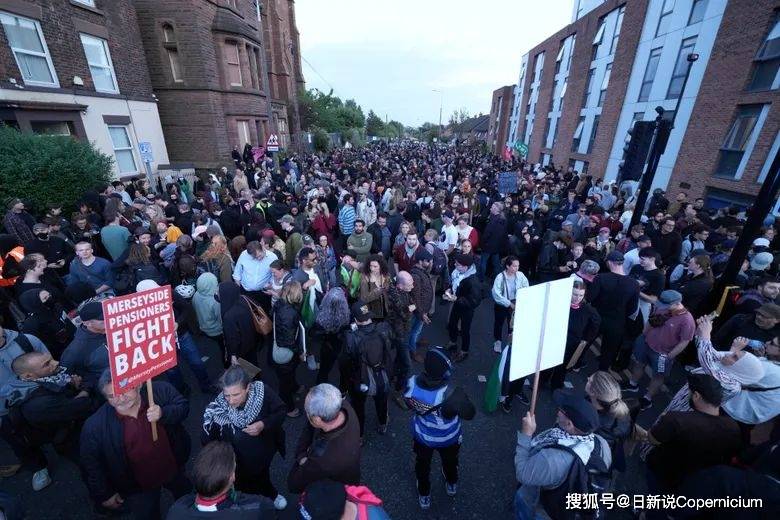 "我们欢迎难民":英国反种族主义者正团结起来对抗极右翼骚乱