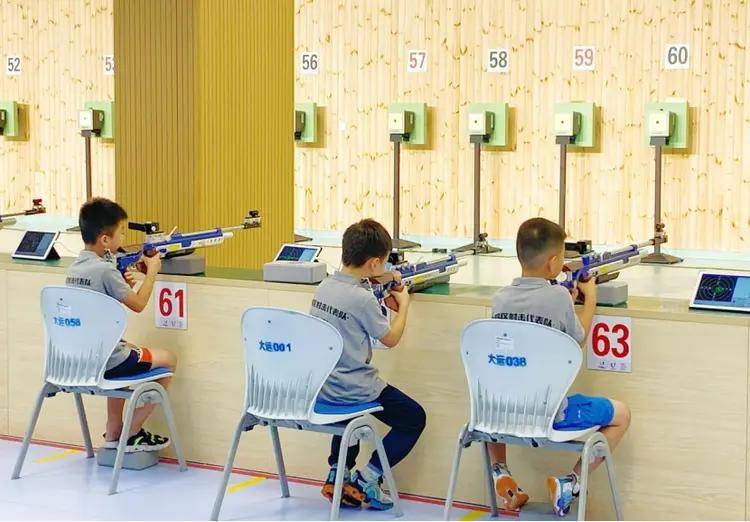 13岁的黄鑫琳同学因没打出自己真实的水平,仅仅拿到了团体银牌,赛后