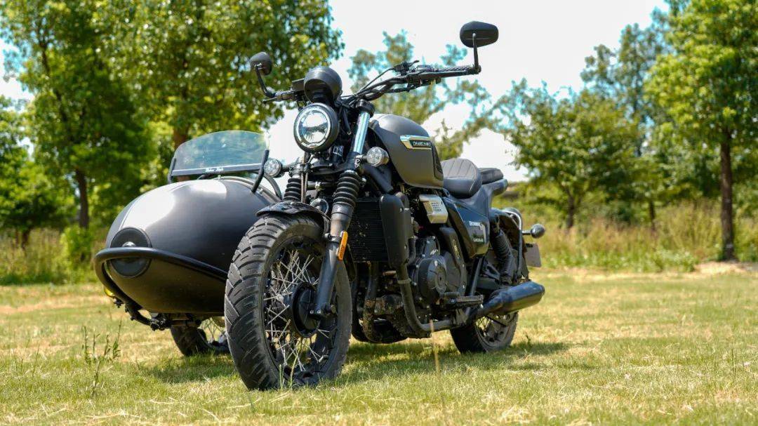 外观设计上最吸睛的在于将bobber风格的主车与子弹头设计的边斗连接