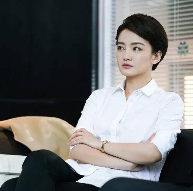 她在电视剧《潜伏》中饰演了女主角穆晚秋,这是她首次担纲主角,这个