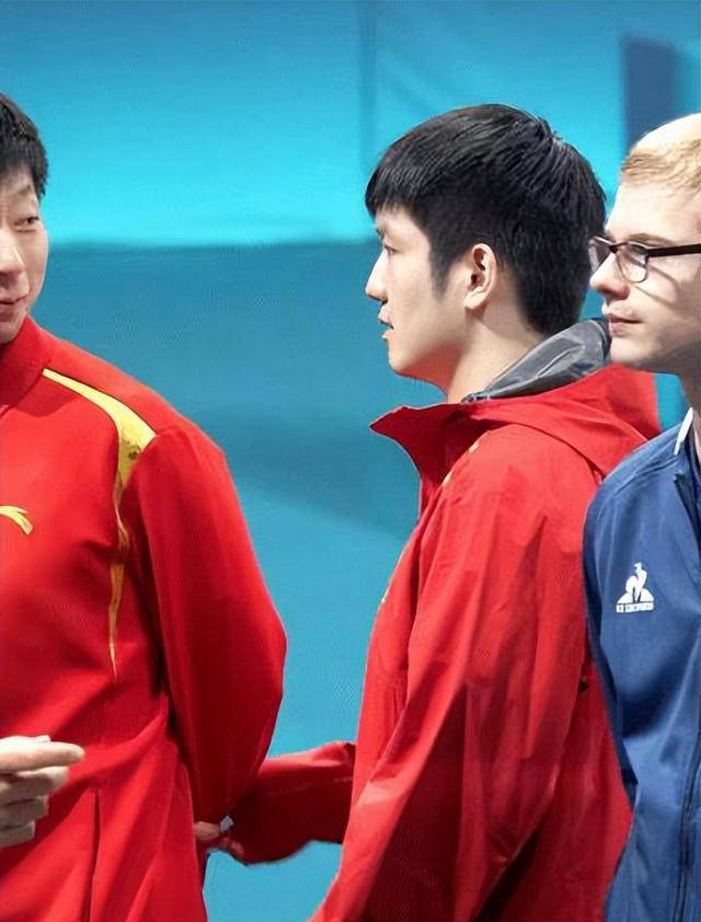 樊振东的温馨举动:牵着马龙袖口的小动作让人心暖