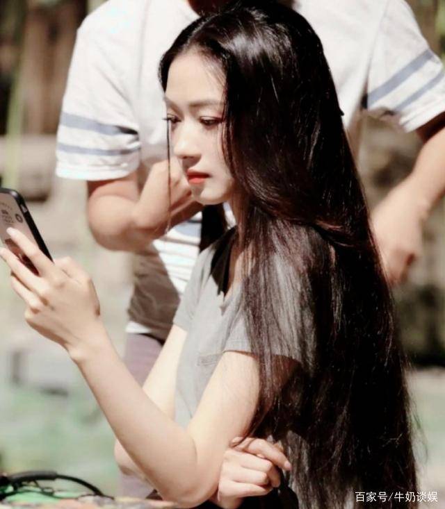 万茜自曝上学时没人追,看清她的校服照后,网友:这谁敢追啊!