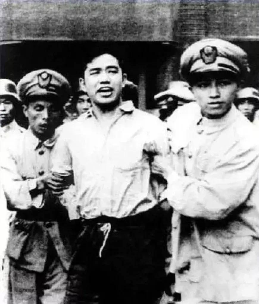 他临刑前留下10多张照片,有微笑,背影,行刑,有一张扭头找妻女