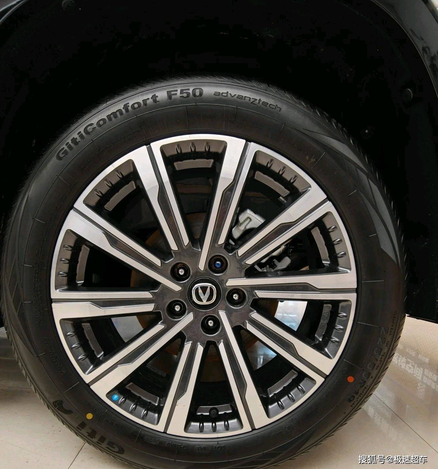 高颜值外观极具辨识度,第三代长安cs75plus批量进店