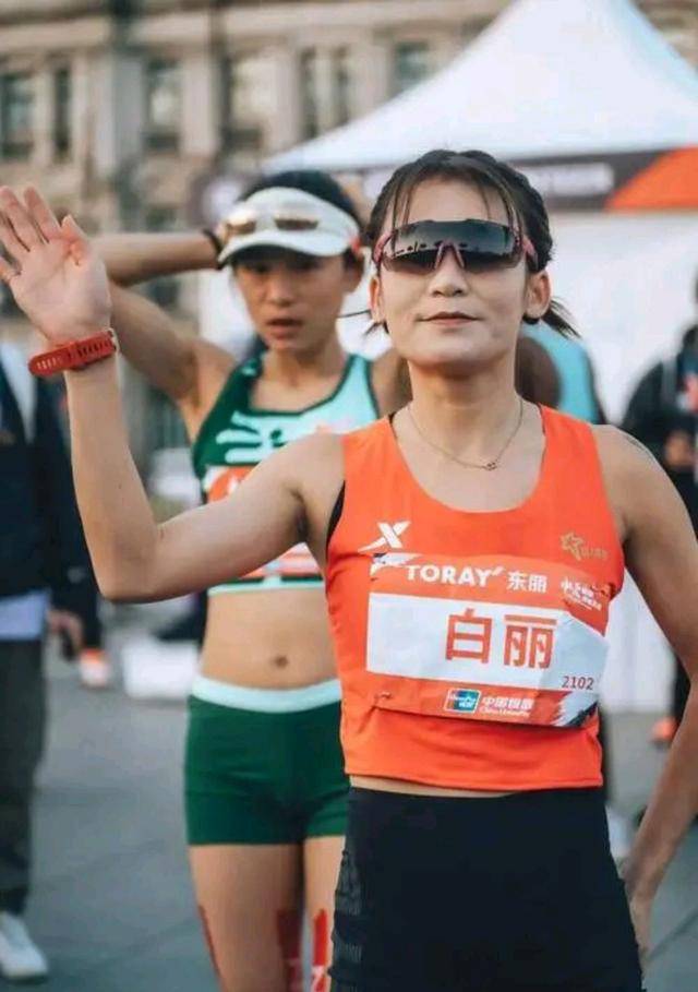 马拉松:黑蝴蝶被逆转,荷兰冠军读秒取胜,中国姑娘经受大赛洗礼