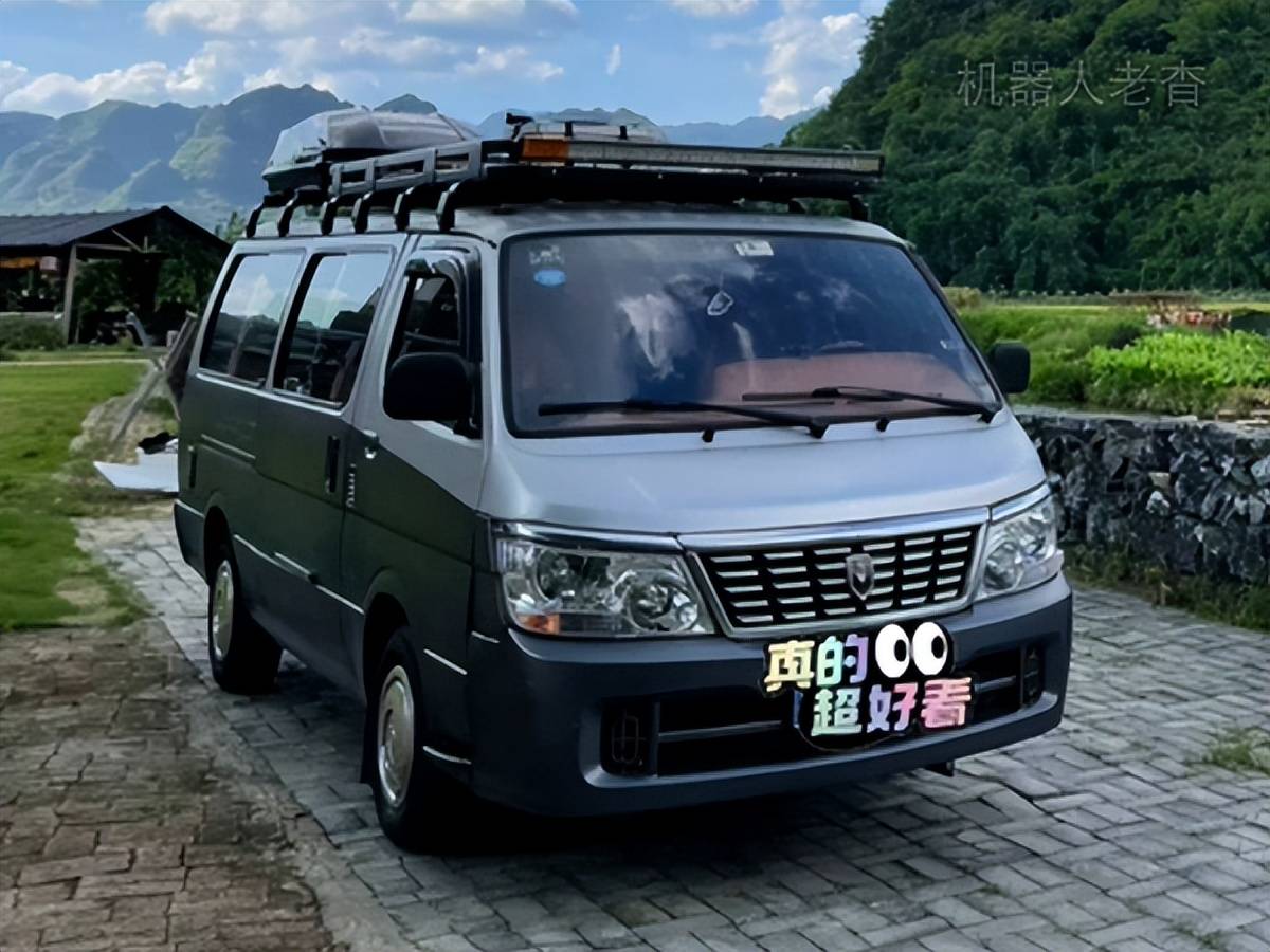 移动的音乐室,金杯海狮改装床车旅行于山间,大面包露营车自驾游