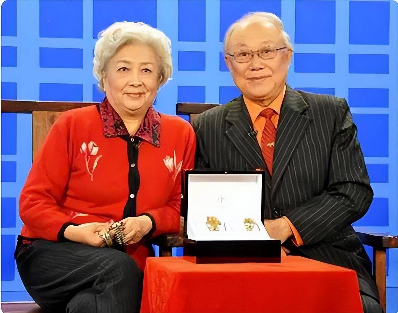 在谢芳心中张目不仅是她的丈夫,更是她最坚实的后盾.