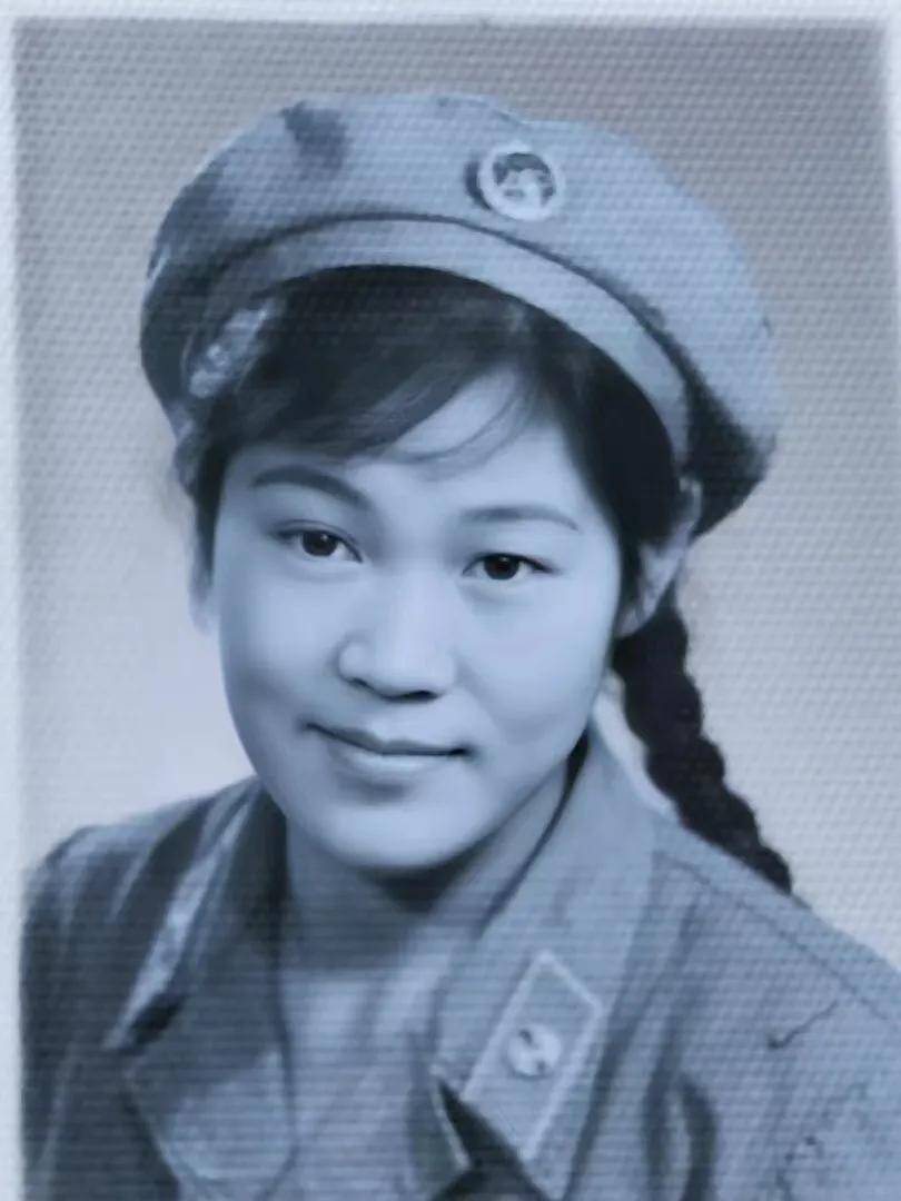 孙奶奶年轻时军装照孙奶奶再次穿上军装留影听了老兵们的故事,年轻人