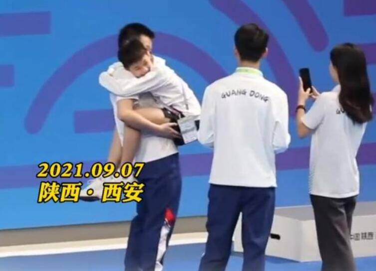 好姐妹！全红婵师姐背包挂婵宝头像，婵宝特选师姐照片当社媒头像-全红婵是个什么几把玩意