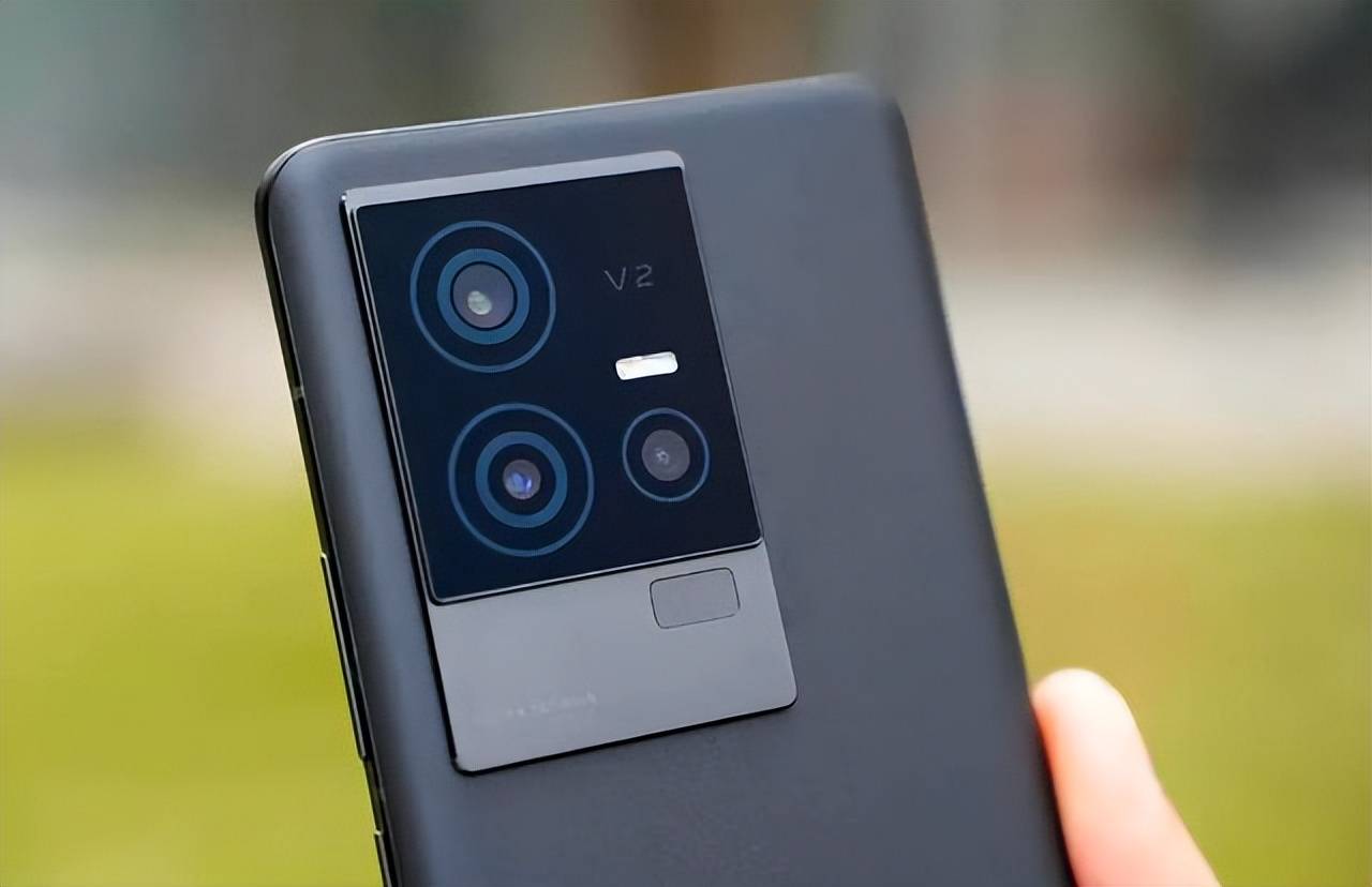 配备了一枚5000万像素的主摄像头,辅以1300万像素的2倍长焦镜头和800