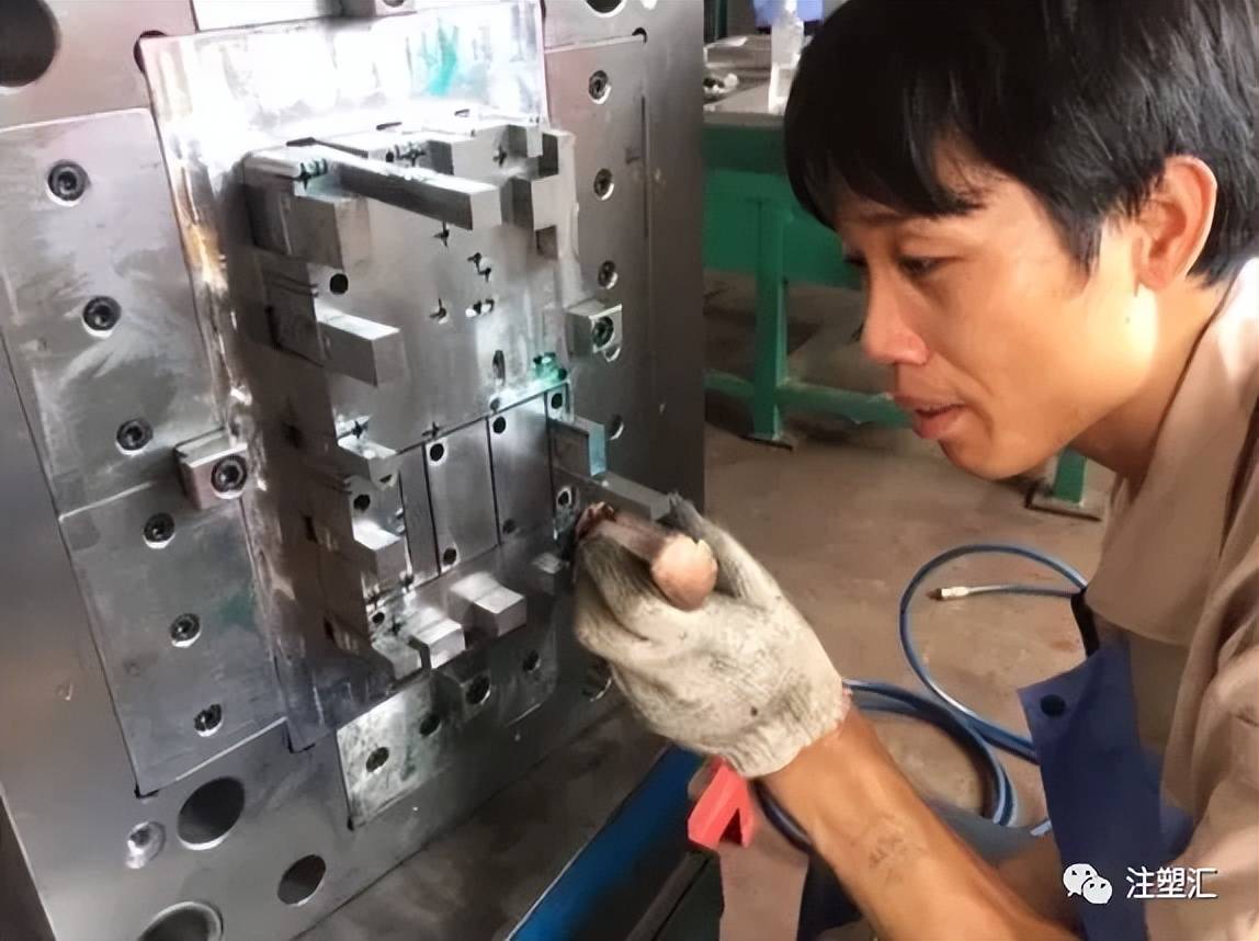 把模具前后模合上,装好"锁模片",然后把模具送回注塑机台或模具安