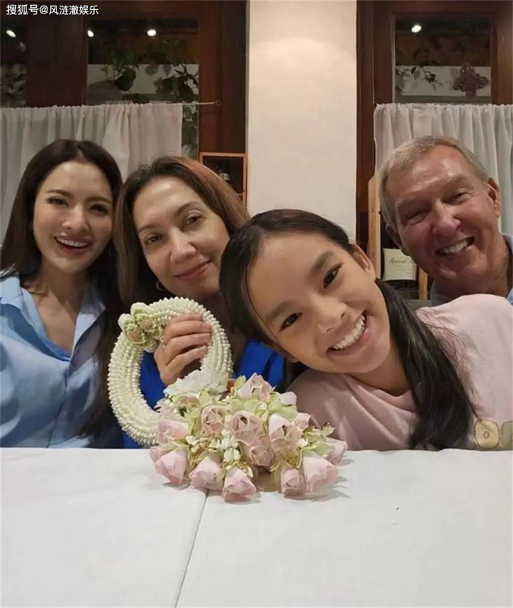 aff邀请前夫观看爱女演出,男友nonkul也在,氛围很融洽_peemai_faivong