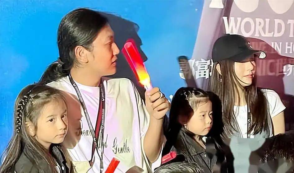 郭富城演唱会上的"宝藏女儿"，方媛大方让媒体拍照，网友：长得太漂亮了！-郭富城方媛官宣2015牵手图