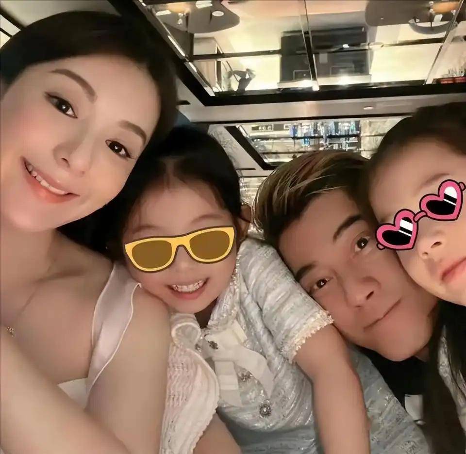 郭富城演唱会上的"宝藏女儿"，方媛大方让媒体拍照，网友：长得太漂亮了！-郭富城方媛官宣2015牵手图