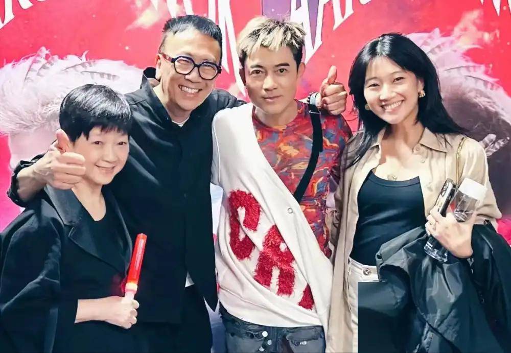 郭富城演唱会上的"宝藏女儿"，方媛大方让媒体拍照，网友：长得太漂亮了！-郭富城方媛官宣2015牵手图