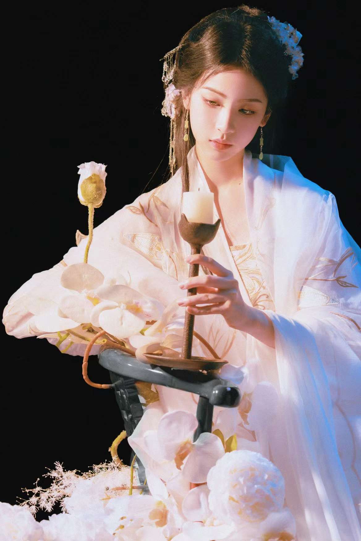 刘梦芮演绎东方绮梦:落雪飞花中的抚琴仙子,烛光跃影勾勒绝美古韵