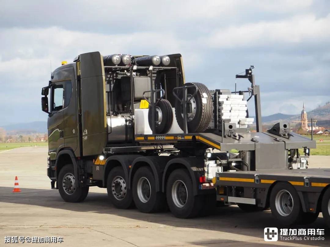 8x6驱动配v8发动机,牵引坦克专用,带您看斯堪尼亚650 s xt军用重型