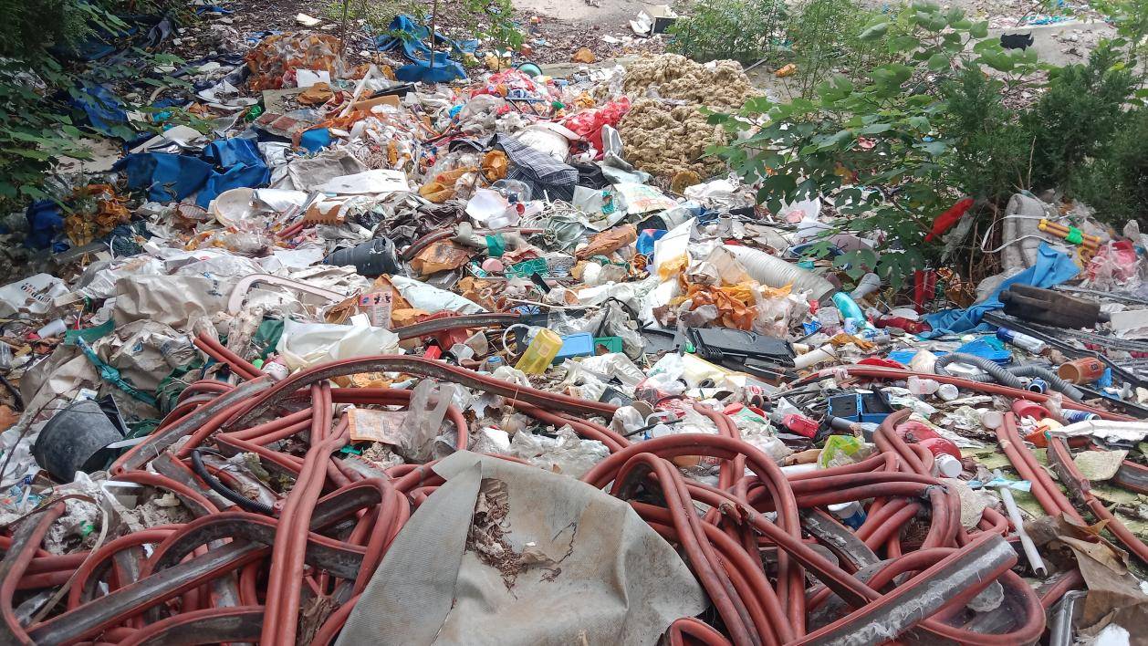 胶州市三里河街道:墙外花红柳绿 墙内垃圾遍布