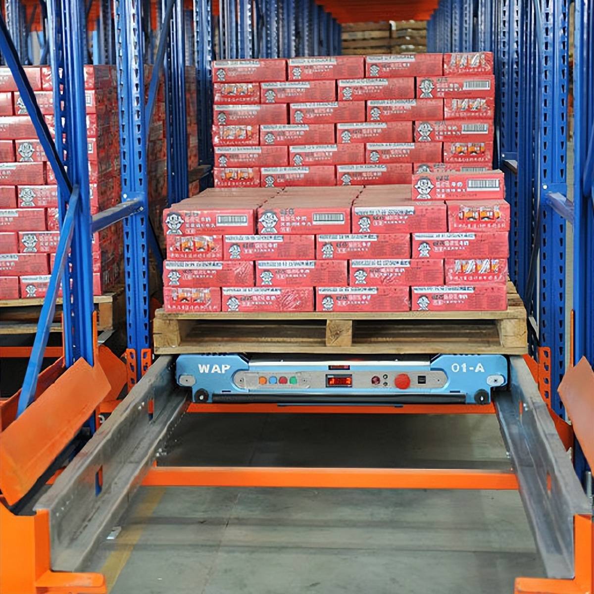 冷库使用较多的是半自动穿梭车货架和全自动四向车立体仓库货架这两种