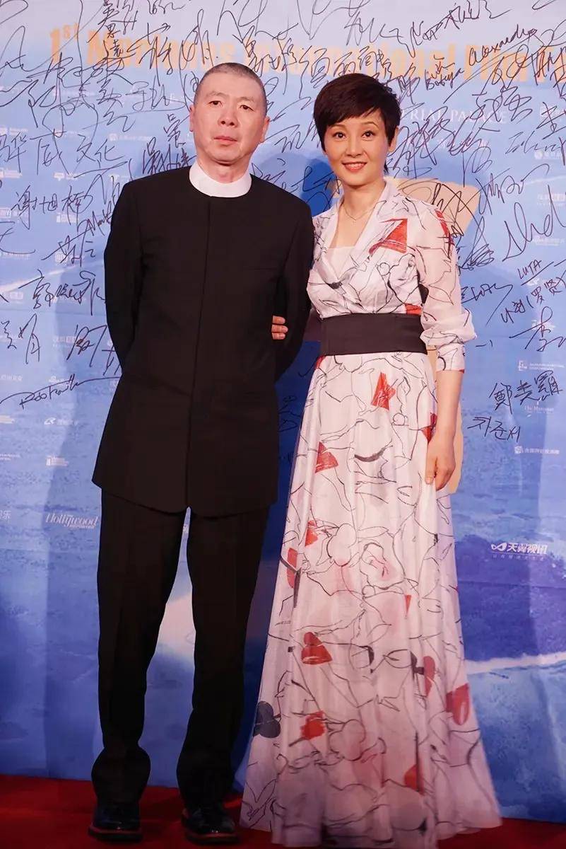 路人晒徐帆合影,她直接素颜露出额头皱纹很多但自信大方,坦然面对衰老