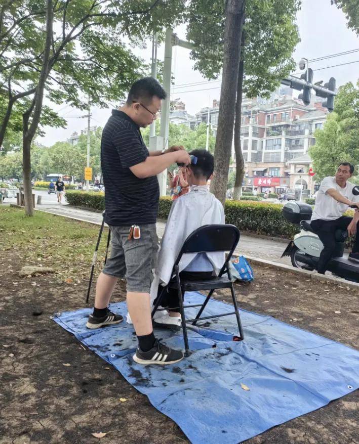 "抢得好!"路边理发越来越受流行,抢了理发的生意,市民:总监剪要80