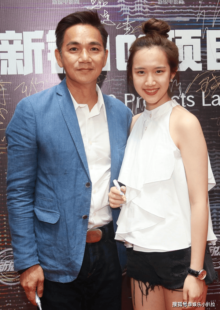 多年前,骆达华携手内地女星卢燕,共同组建了一个温馨的小家,并育有爱