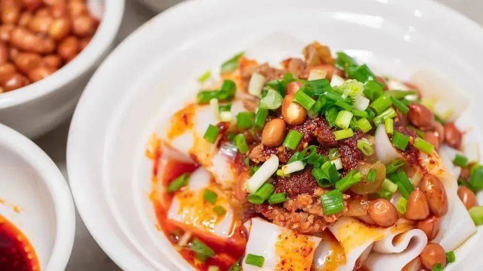 揭秘红油米皮的经典制作方法,香辣爽口在家也能做!