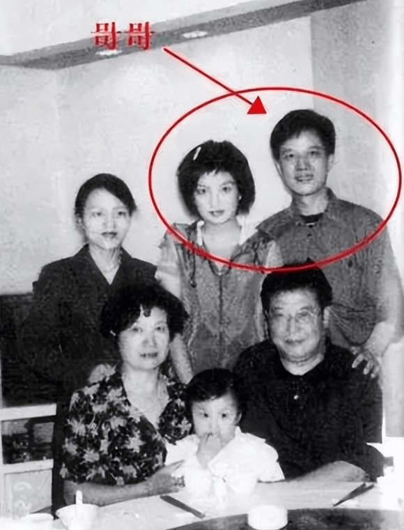 赵薇母亲有多惨?女儿被封杀,儿媳卷走5亿家产,丈夫也因病去世