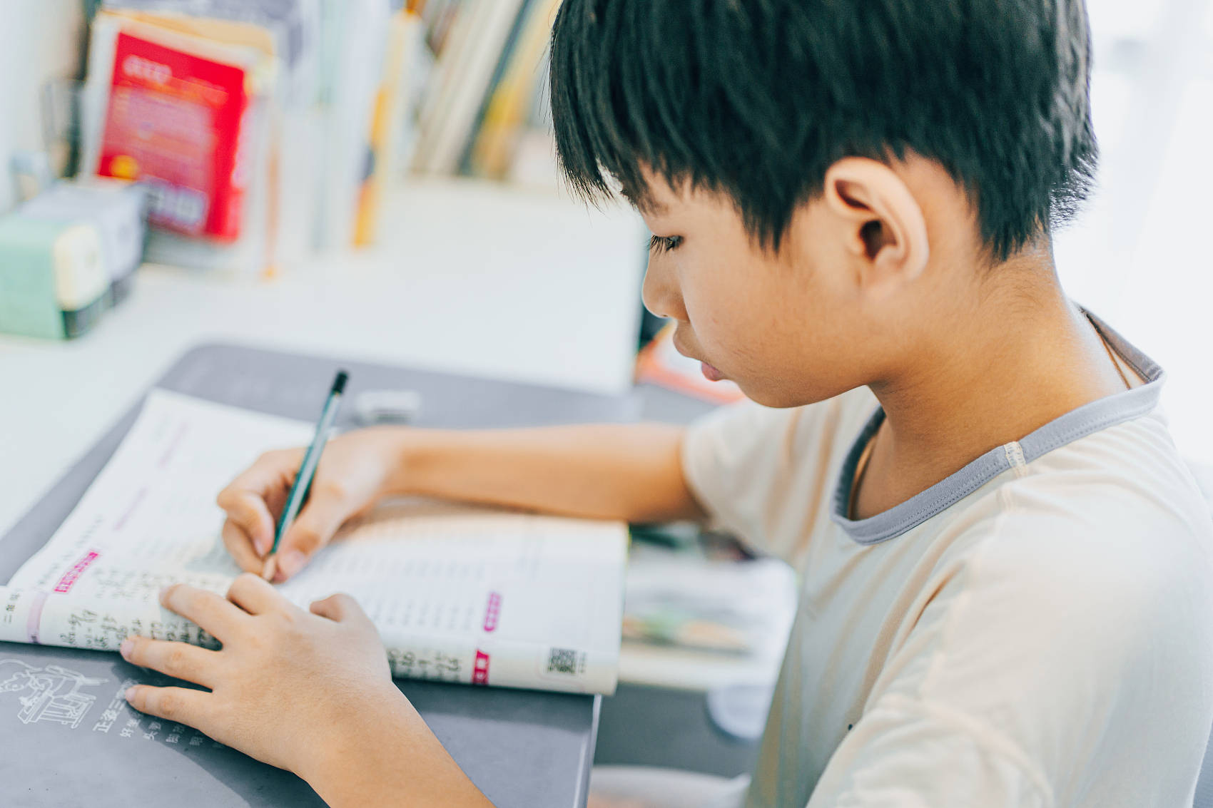 快开学了,很多孩子有焦虑情绪,妈妈当心孩子的这些细节