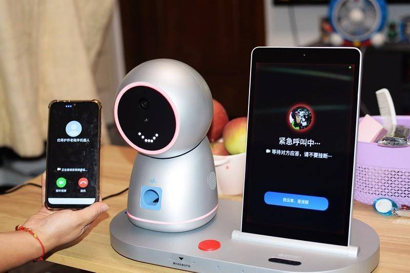 独居养老解决方案- 优得护养老陪伴机器人上手体验