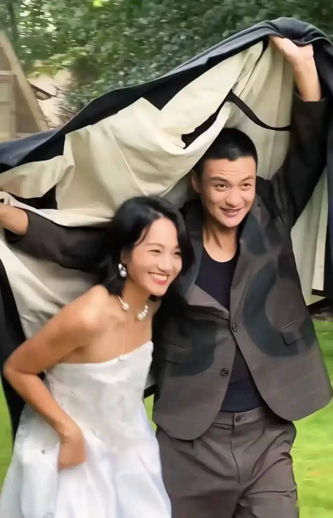 朱丹陪娃参加亲子活动,周一围秀手臂肌肉,两口子现场打闹太腻歪