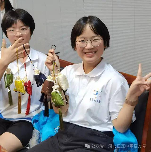 河北正定中学师生代表参加"七秩践初心 探秘中医药"主题活动