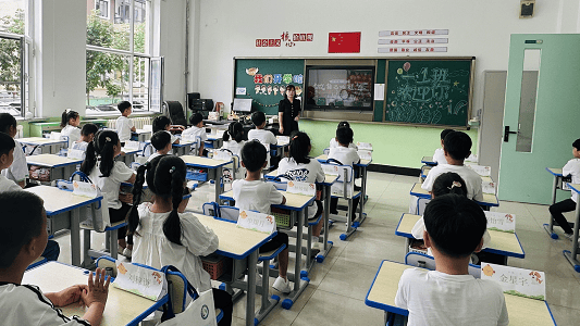 延吉市第十二中学七年一班班主任李亚楠表示,初中与小学相比较,从知识