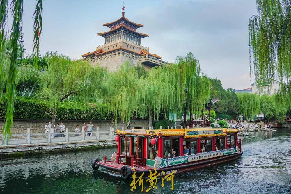 济南护城河,是全国唯一由泉水汇集而成的河流;护城河游船,是泉城旅游