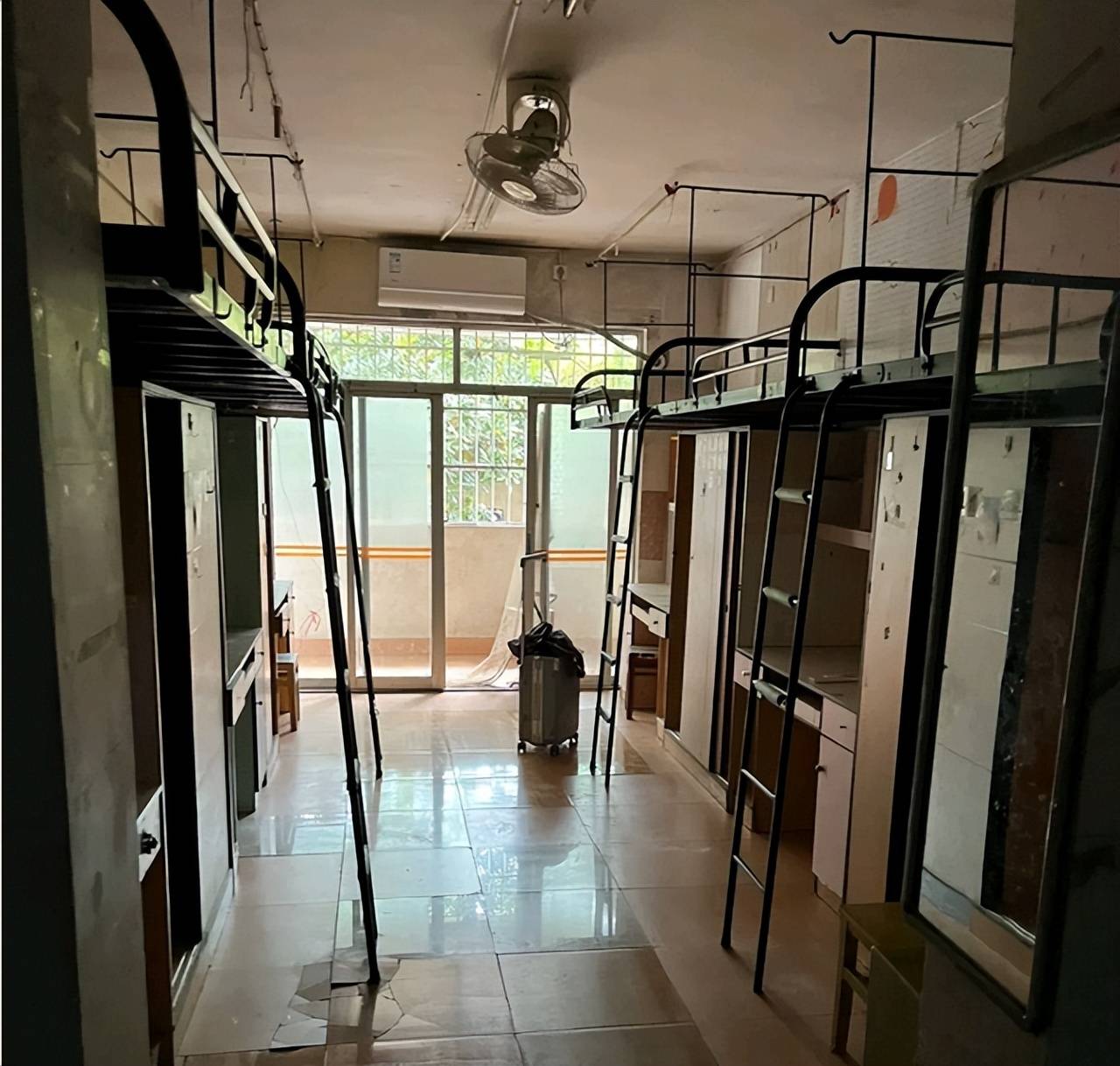 大学新生独特的开学体验:发现独自一间宿舍,瞬间emo了