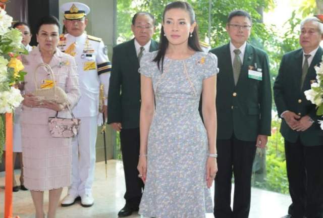 西拉米王妃天生丽质,一袭绿色礼服调皮灵动,佩戴绒布发箍好惊艳