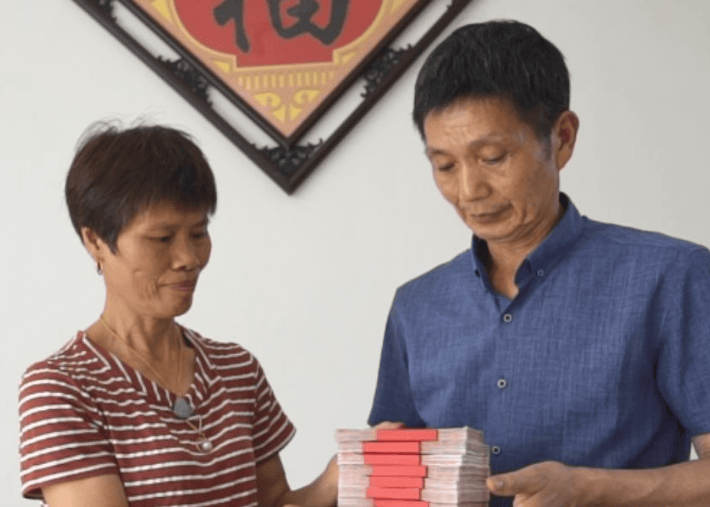 原创
            男子相亲半天就定亲12万没了-相亲男都急着定亲