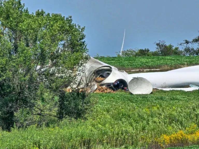 该项目于2020年12月投入运行,曾在今年4月下旬发生风机倒塌事故.