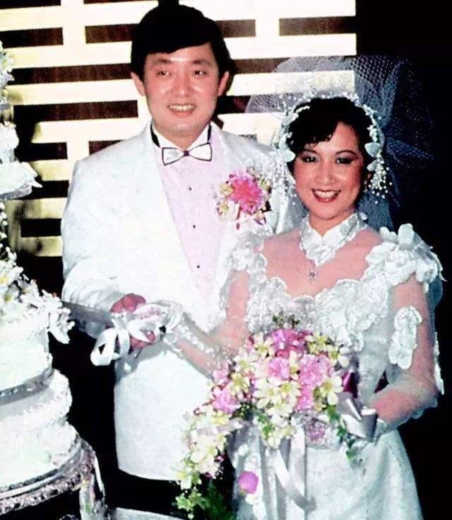 薛家燕单亲妈妈32年,交往小17岁男友,现状如何