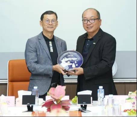 长青中国董事李强,魏建雄,郭振平,顾问孙长青和经销商代表出席了座谈