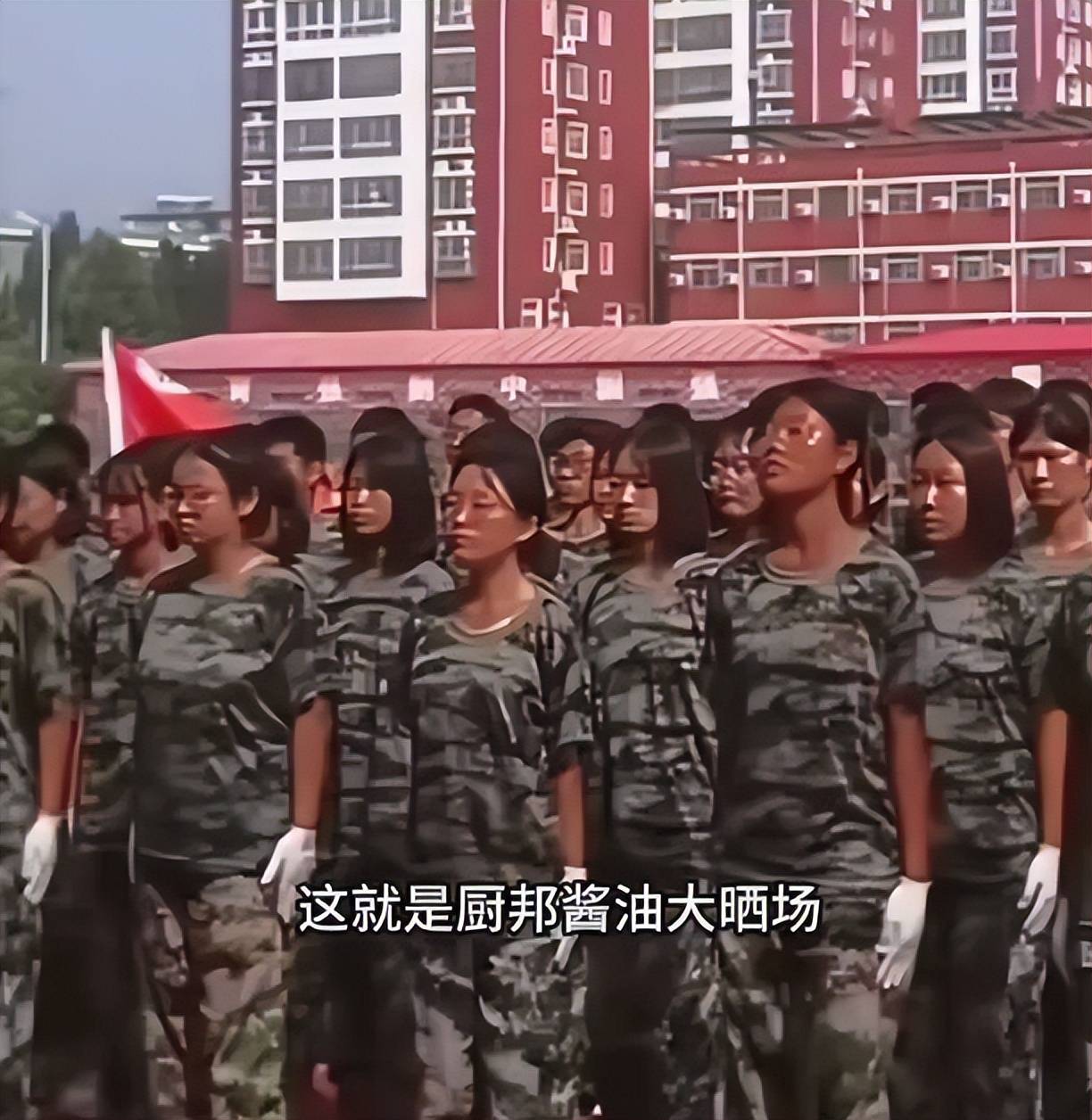 "儿子都晒分层了",大学生军训前后对比照,家长吐槽笑不活了_经历_肤色