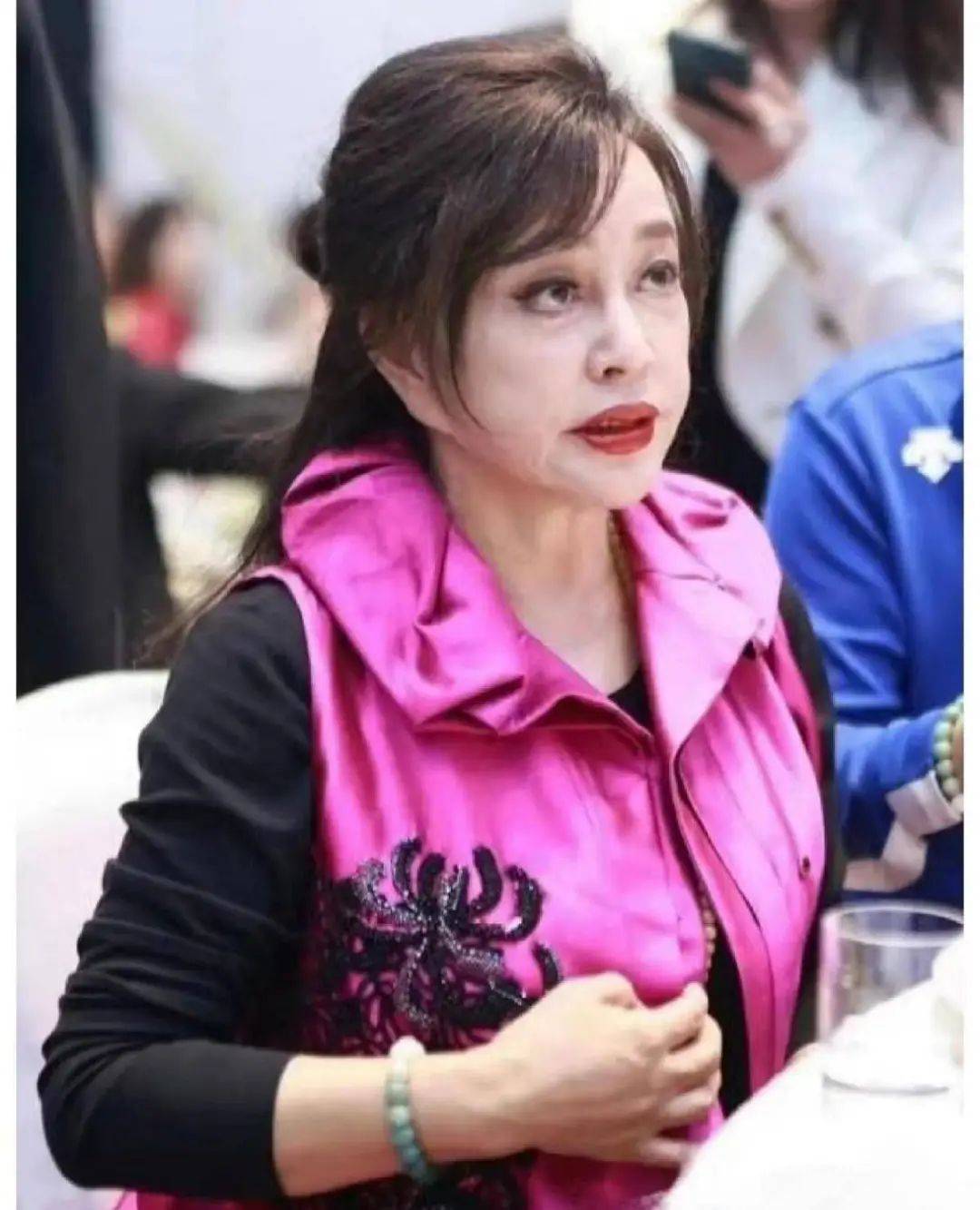73岁刘晓庆科技美后水汪汪,穿绿衬衫好白嫩,只是眼歪嘴斜!