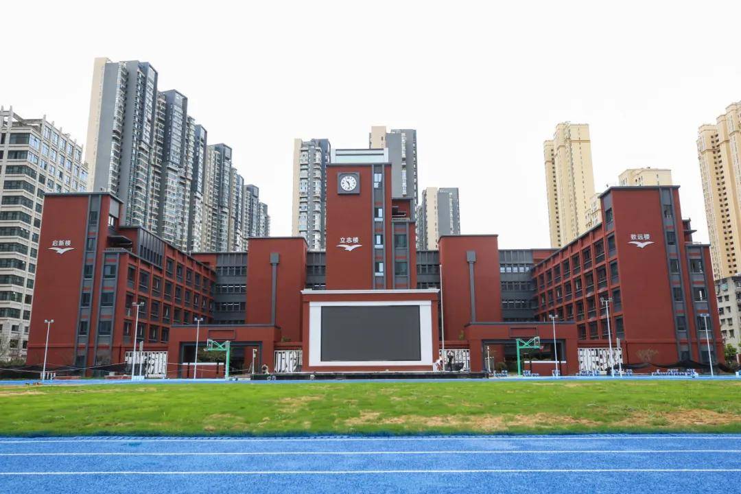 武钢三中滨江学校精彩亮相,总用地面积为24055平米